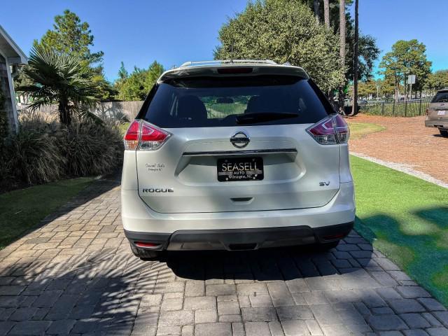 Photo of 2015 Glacier White Nissan Rogue