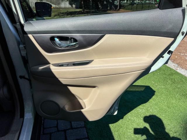 Photo of 2015 Glacier White Nissan Rogue