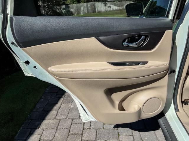 Photo of 2015 Glacier White Nissan Rogue