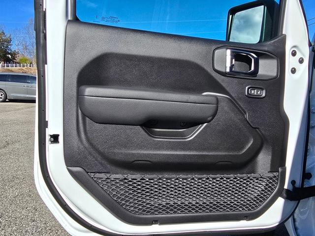 Photo of 2025 Bright White Clearcoat Jeep Wrangler