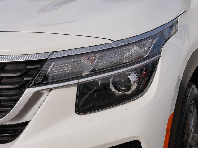 Photo of 2023 Snow White Pearl Kia Seltos