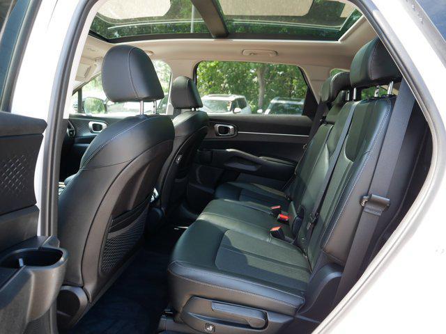 Photo of 2021 Glacial White Pearl Kia Sorento