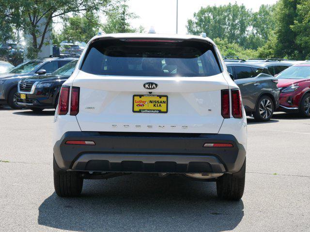 Photo of 2021 Glacial White Pearl Kia Sorento
