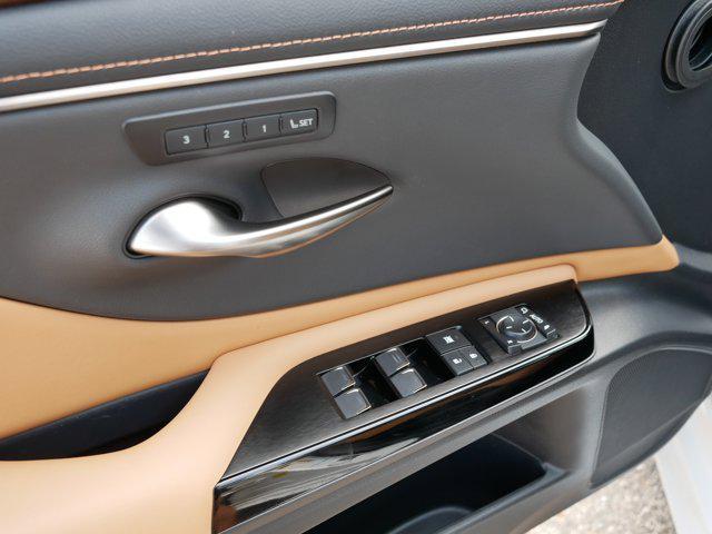 Photo of 2022 Eminent White Pearl Lexus ES 250