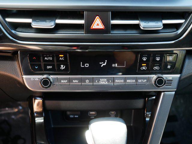 Photo of 2024 Clear White/Black Roof Kia Seltos