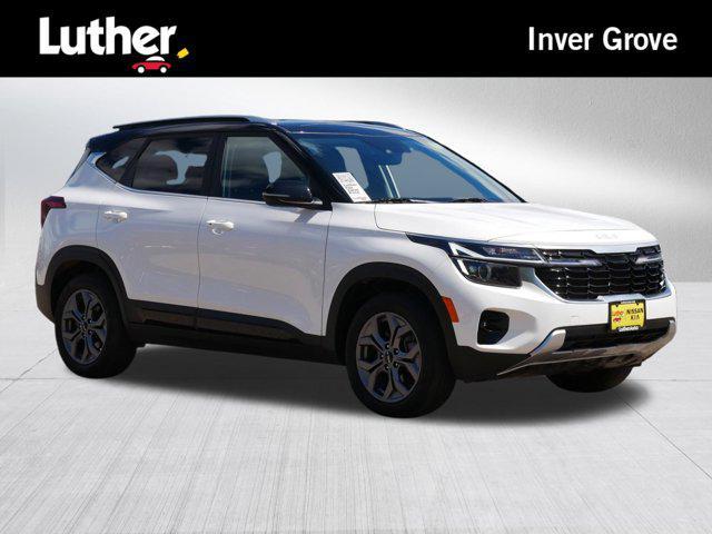 Photo of 2024 Clear White/Black Roof Kia Seltos