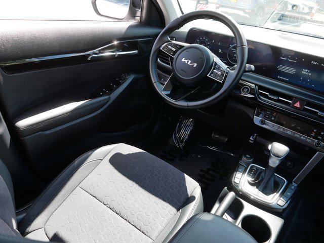 Photo of 2024 Clear White/Black Roof Kia Seltos