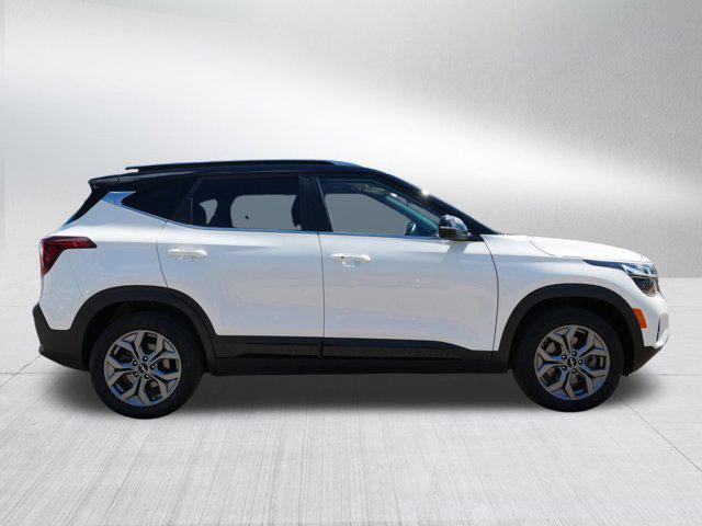 Photo of 2024 Clear White/Black Roof Kia Seltos