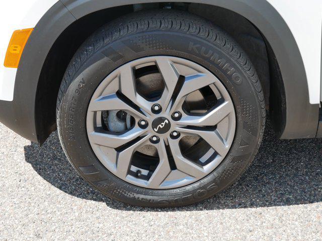 Photo of 2024 Clear White/Black Roof Kia Seltos