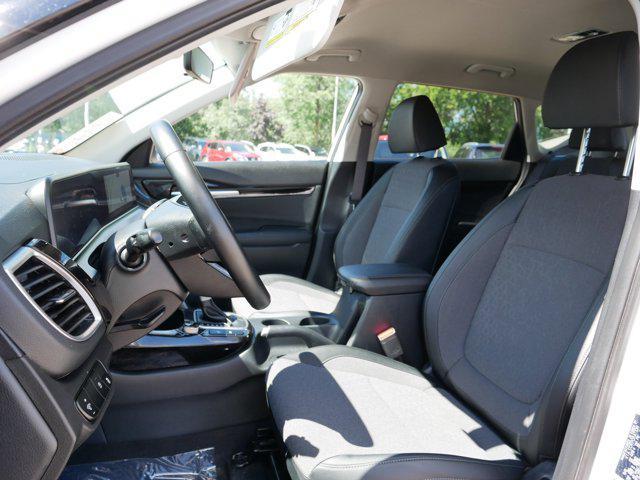Photo of 2024 Clear White/Black Roof Kia Seltos