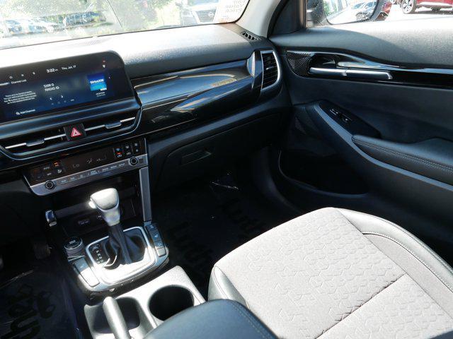 Photo of 2024 Clear White/Black Roof Kia Seltos