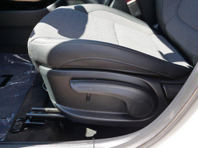 Photo of 2024 Clear White/Black Roof Kia Seltos
