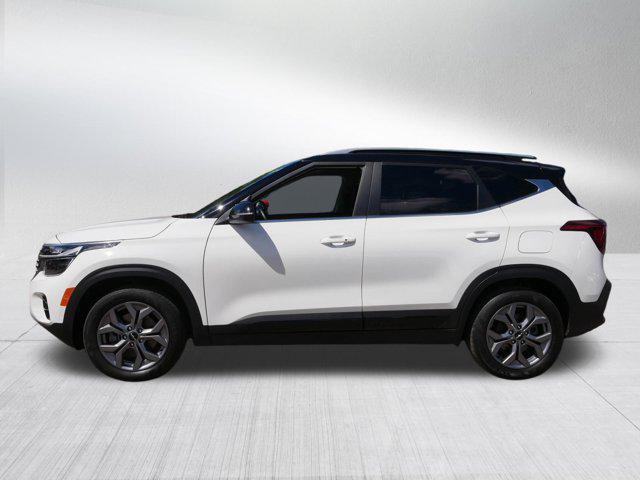 Photo of 2024 Clear White/Black Roof Kia Seltos