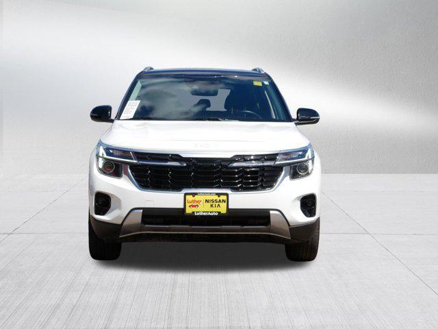 Photo of 2024 Clear White/Black Roof Kia Seltos
