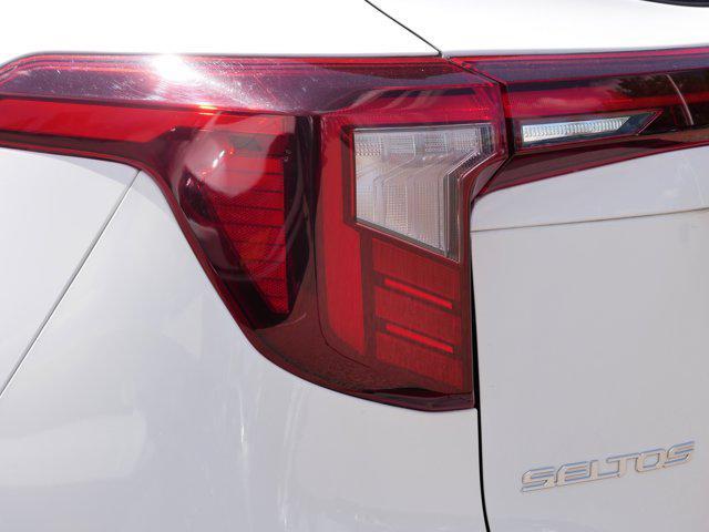 Photo of 2024 Clear White/Black Roof Kia Seltos