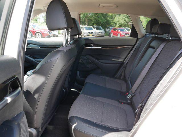 Photo of 2024 Clear White/Black Roof Kia Seltos