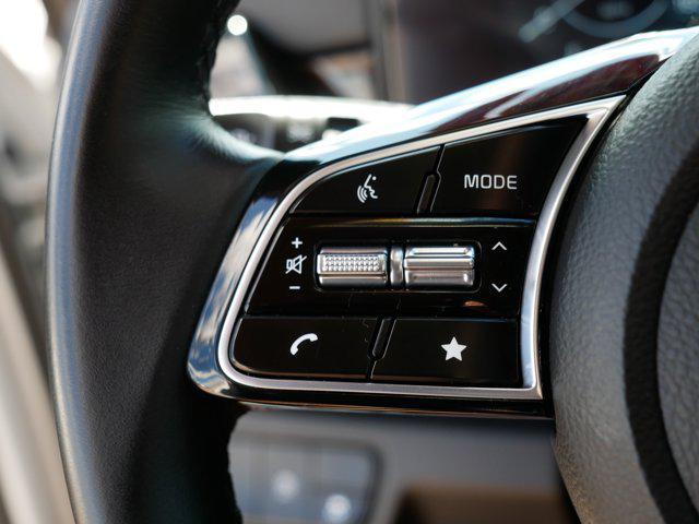 Photo of 2024 Clear White/Black Roof Kia Seltos
