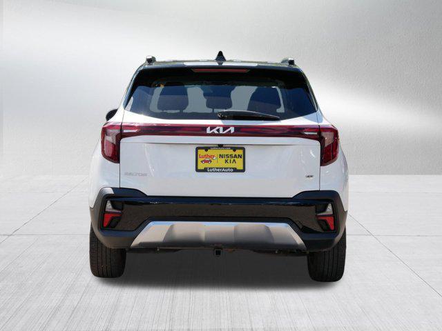 Photo of 2024 Clear White/Black Roof Kia Seltos