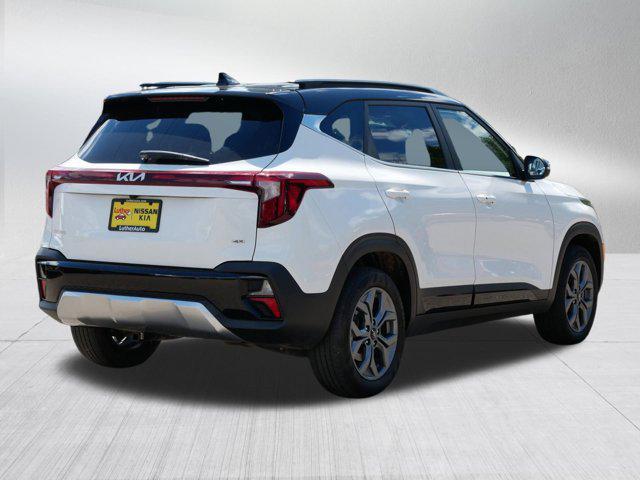 Photo of 2024 Clear White/Black Roof Kia Seltos
