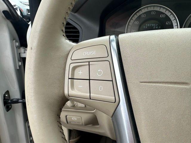 Photo of 2011 Ice White Volvo XC60