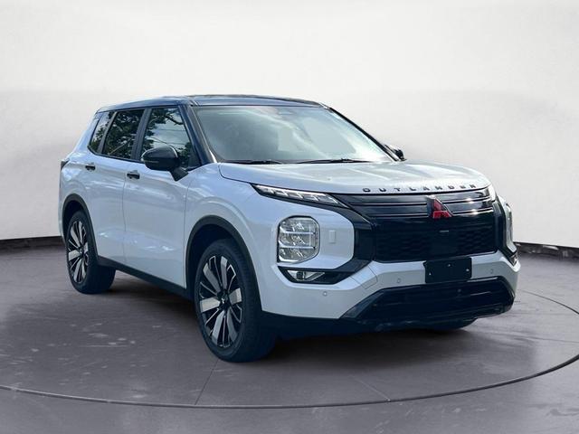 Photo of 2025 White Diamond Mitsubishi Outlander