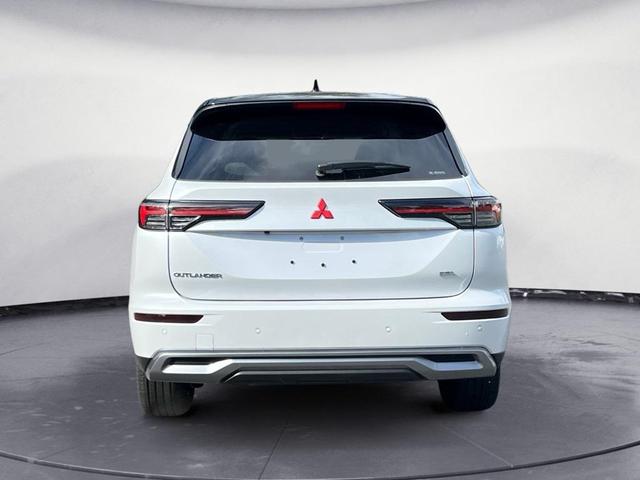 Photo of 2025 White Diamond Mitsubishi Outlander