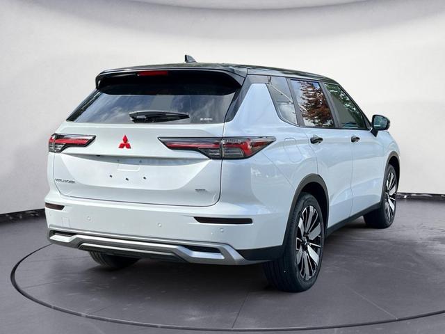 Photo of 2025 White Diamond Mitsubishi Outlander