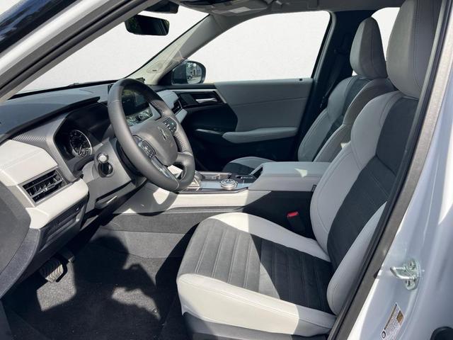 Photo of 2025 White Diamond Mitsubishi Outlander
