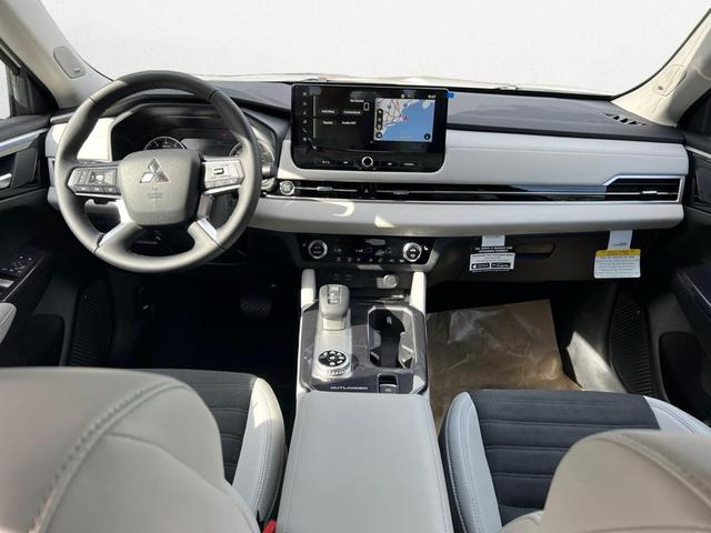 Photo of 2025 White Diamond Mitsubishi Outlander