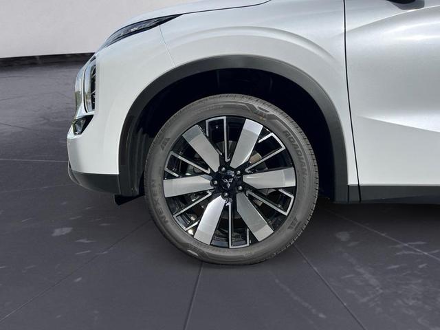 Photo of 2025 White Diamond Mitsubishi Outlander
