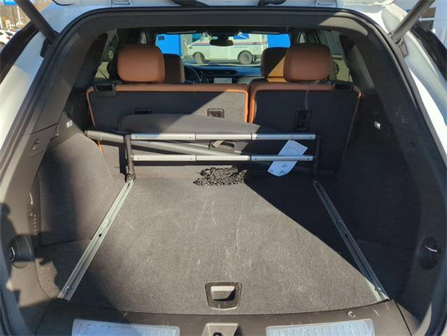 Photo of 2024 Crystal White Tricoat Cadillac XT5