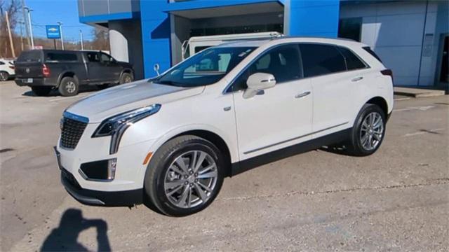 Photo of 2024 Crystal White Tricoat Cadillac XT5