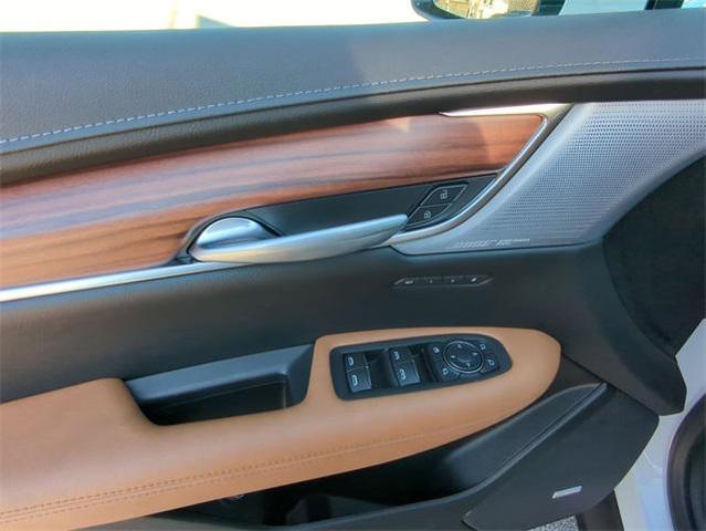 Photo of 2024 Crystal White Tricoat Cadillac XT5
