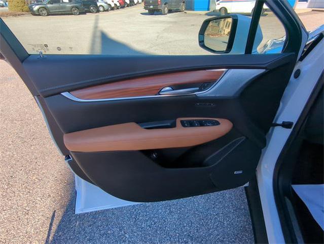 Photo of 2024 Crystal White Tricoat Cadillac XT5