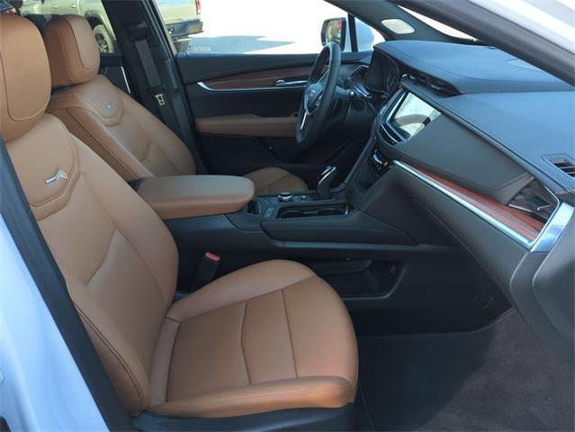 Photo of 2024 Crystal White Tricoat Cadillac XT5