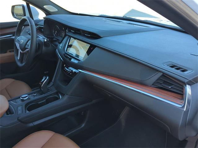 Photo of 2024 Crystal White Tricoat Cadillac XT5