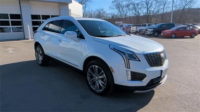 Photo of 2024 Crystal White Tricoat Cadillac XT5