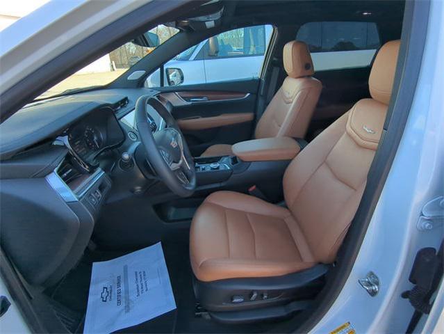 Photo of 2024 Crystal White Tricoat Cadillac XT5