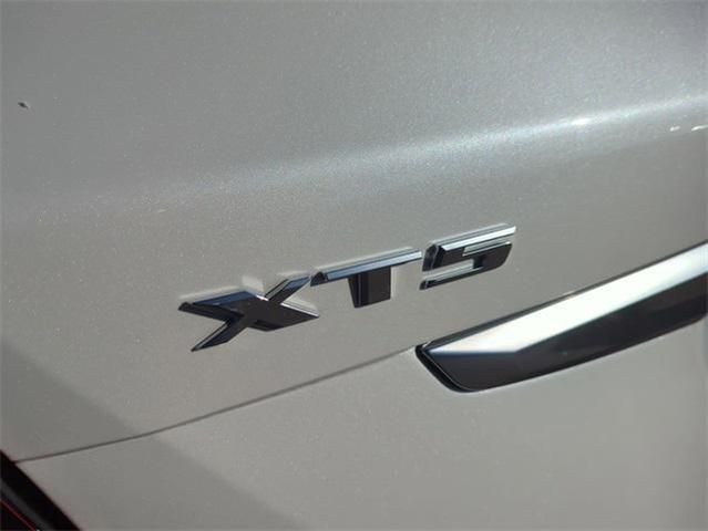 Photo of 2024 Crystal White Tricoat Cadillac XT5