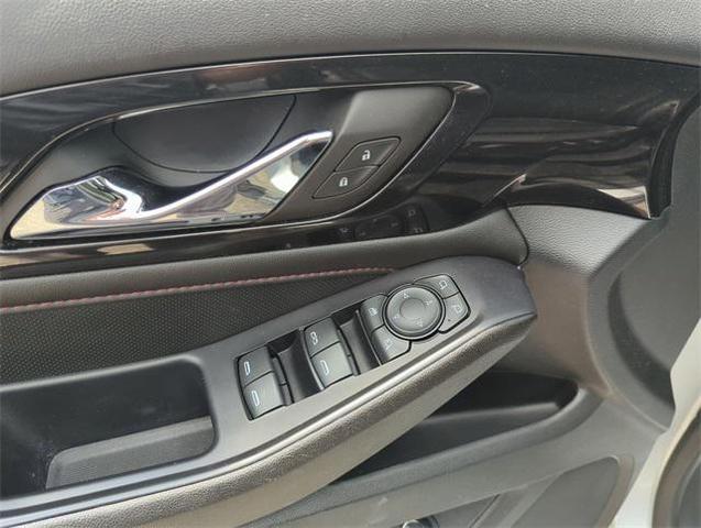Photo of 2022 Silver Ice Metallic Chevrolet Traverse