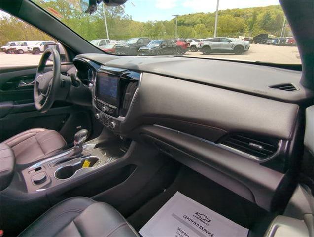 Photo of 2022 Silver Ice Metallic Chevrolet Traverse