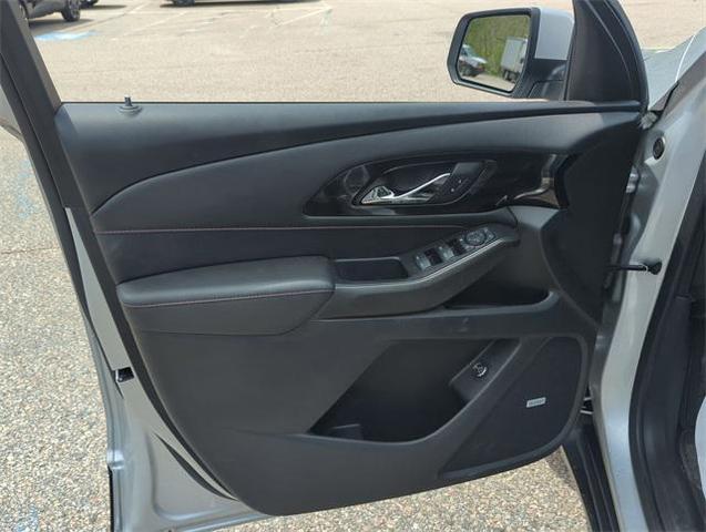 Photo of 2022 Silver Ice Metallic Chevrolet Traverse