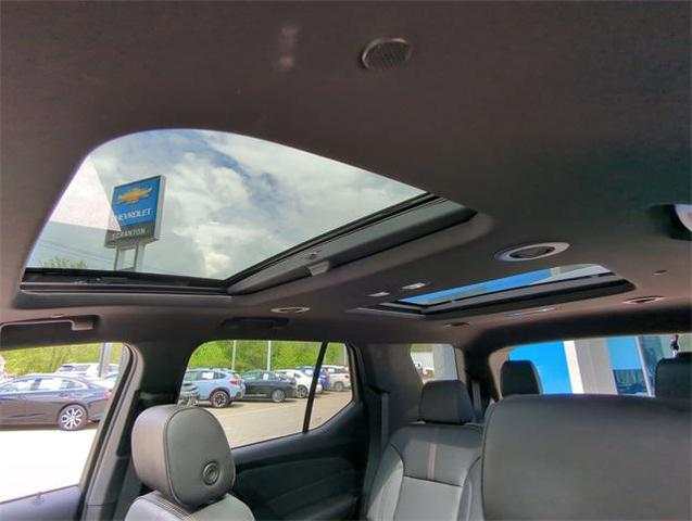 Photo of 2022 Silver Ice Metallic Chevrolet Traverse
