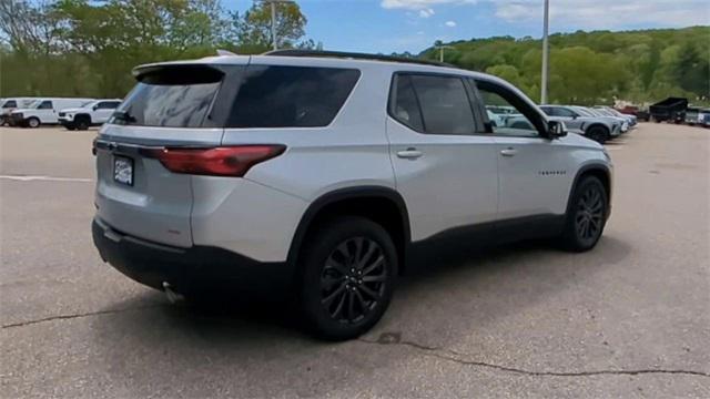 Photo of 2022 Silver Ice Metallic Chevrolet Traverse