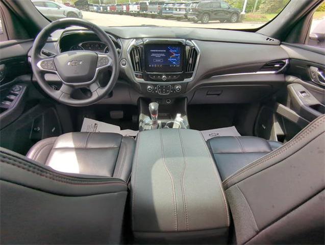Photo of 2022 Silver Ice Metallic Chevrolet Traverse
