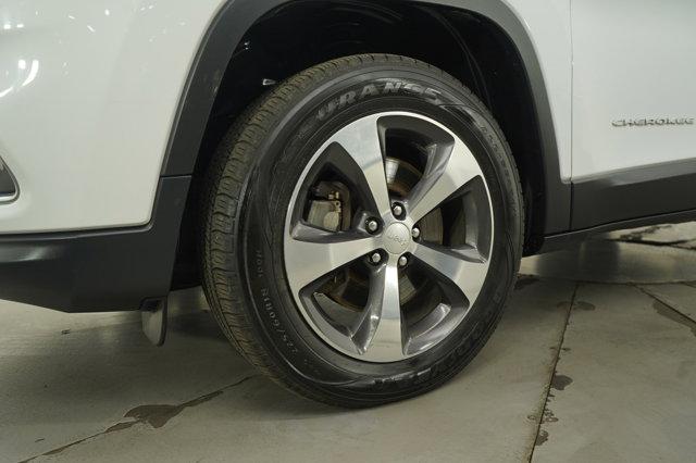 Photo of 2019 Bright White Clearcoat Jeep Cherokee