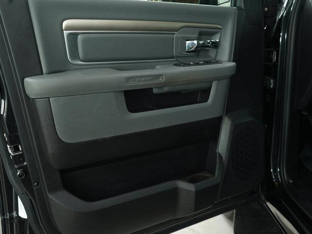Photo of 2016 Brilliant Black Crystal Pearlcoat RAM 1500