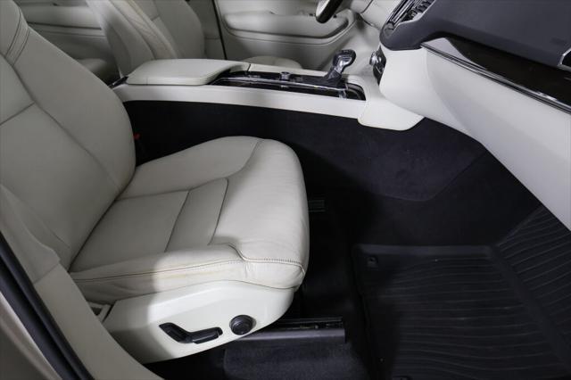 Photo of 2017 Luminous Sand Metallic Volvo XC90