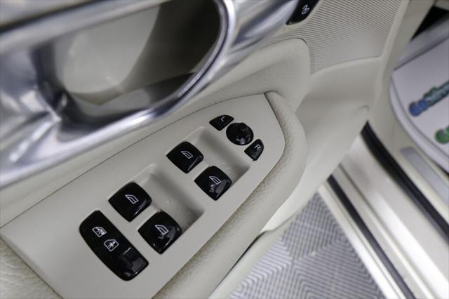 Photo of 2017 Luminous Sand Metallic Volvo XC90