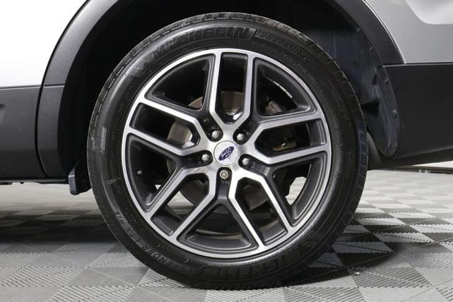 Photo of 2016 Ingot Silver Ford Explorer
